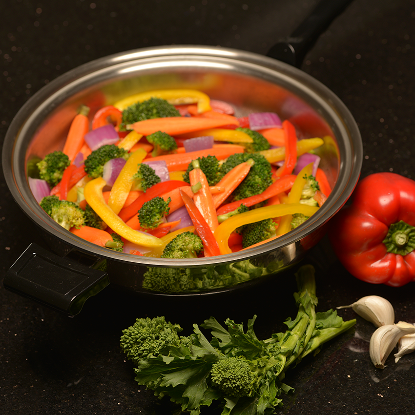 http://waterlesscookware.com/cdn/shop/products/kitchen-craft-large-skillet-with-veggies.png?v=1591647896
